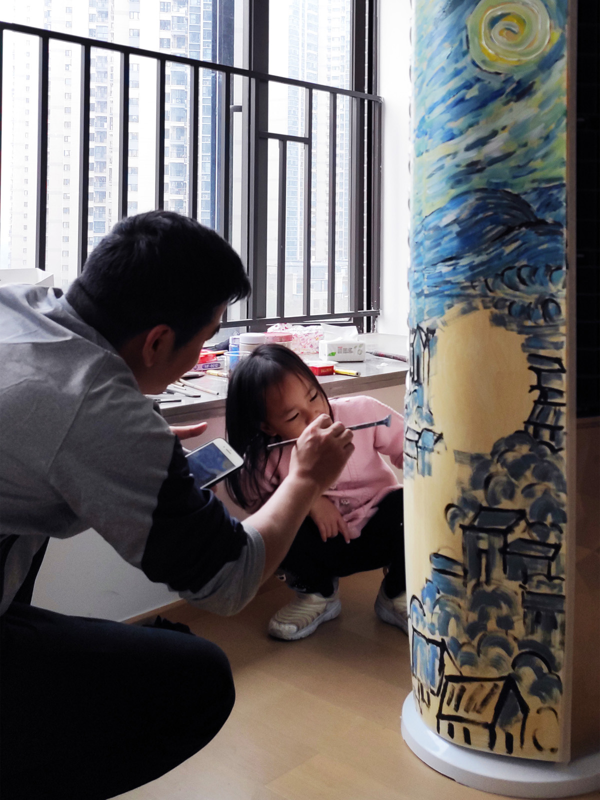 家長為幼兒園作業(yè)有多拼?全屋家電涂成油畫藝術(shù)品