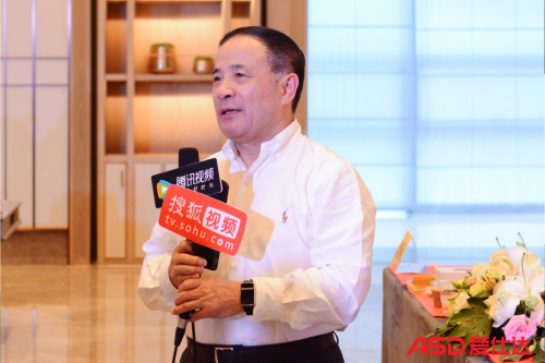 愛仕達(dá)股份有限公司董事長陳合林接受媒體采訪