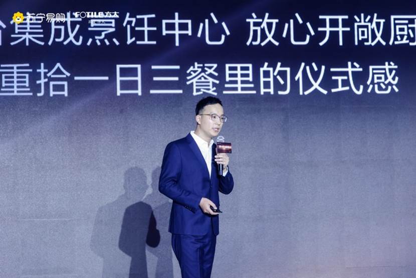 男人的照片上寫著字
描述已自動生成