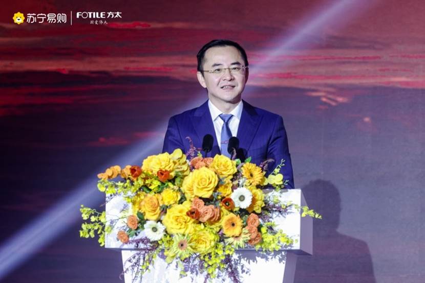 男人站在花前
描述已自動生成