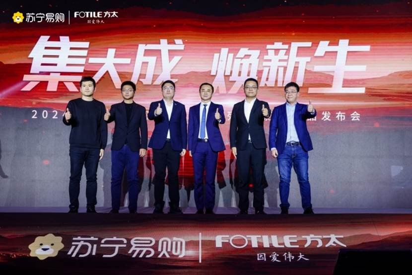 一群人站在臺上
中度可信度描述已自動生成