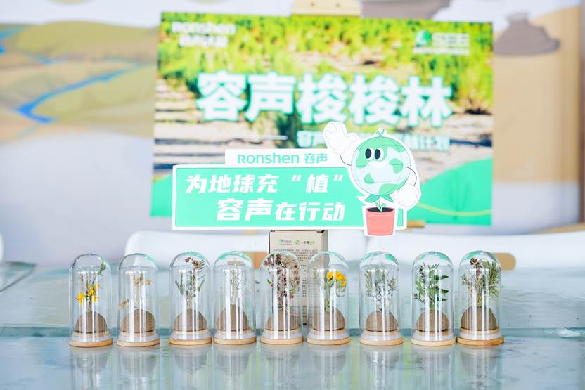 桌子上放著許多瓶子
中度可信度描述已自動(dòng)生成